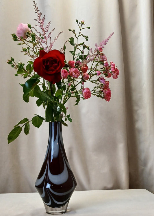 Burgunder og hvit Vase