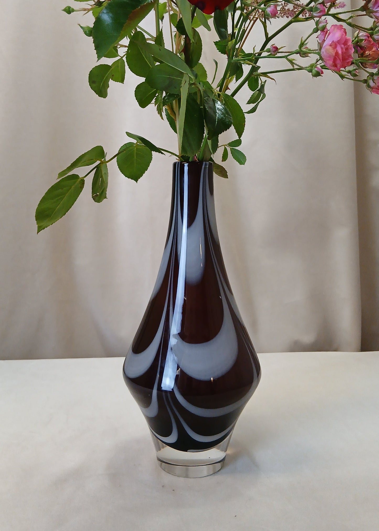 Burgunder og hvit Vase