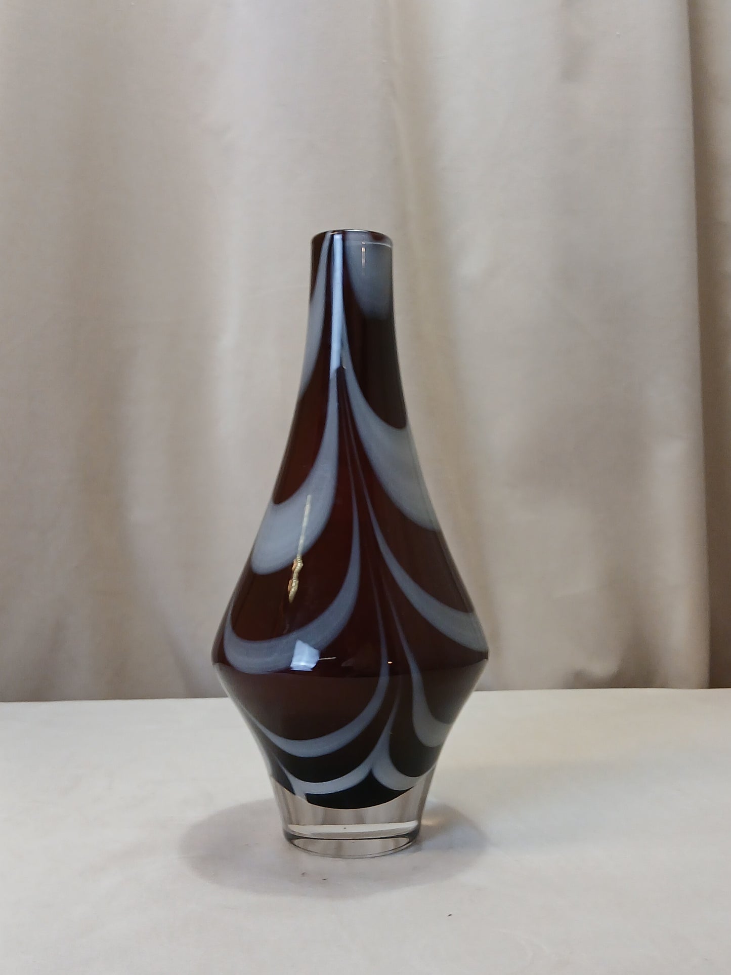 Burgunder og hvit Vase