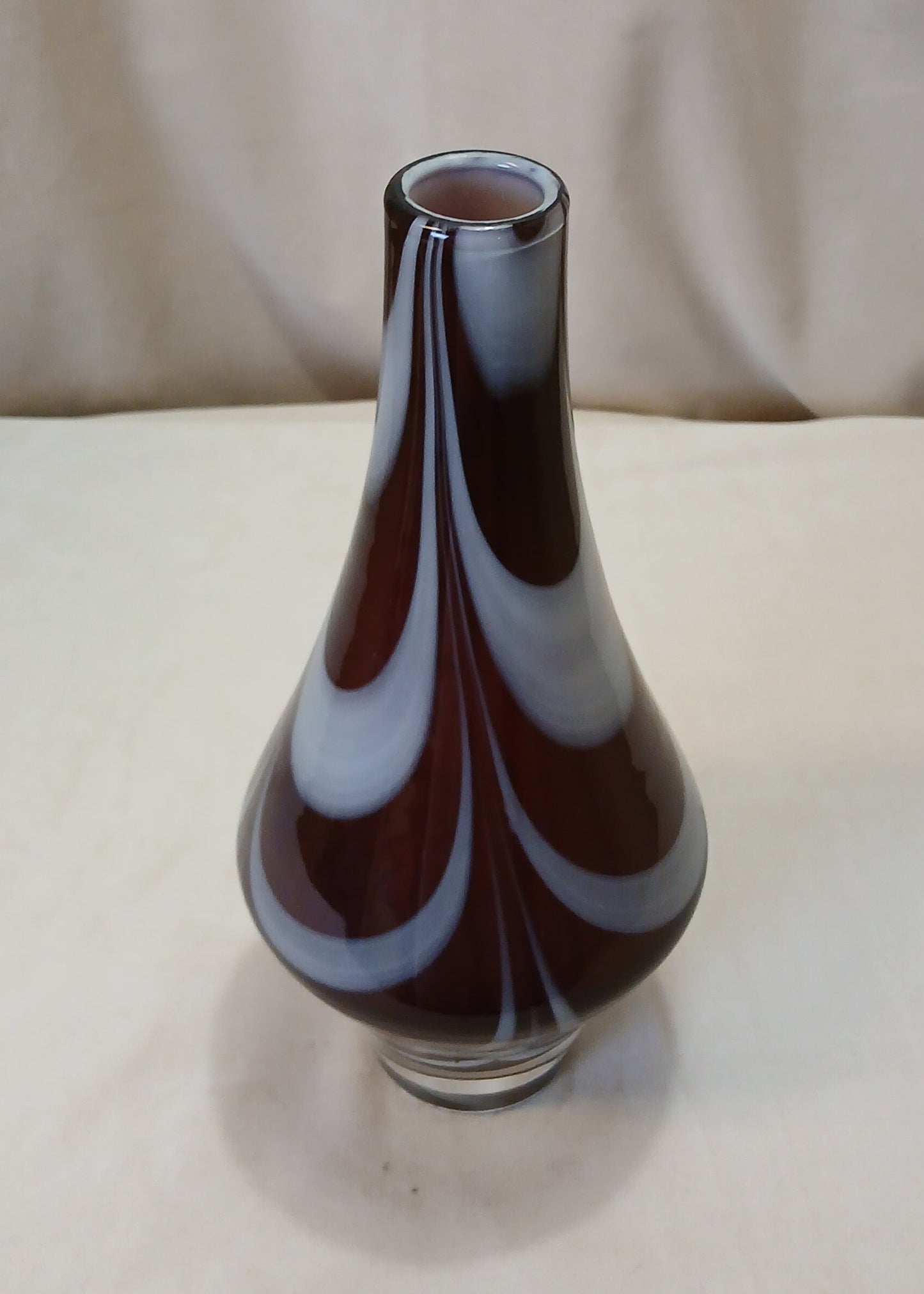 Burgunder og hvit Vase