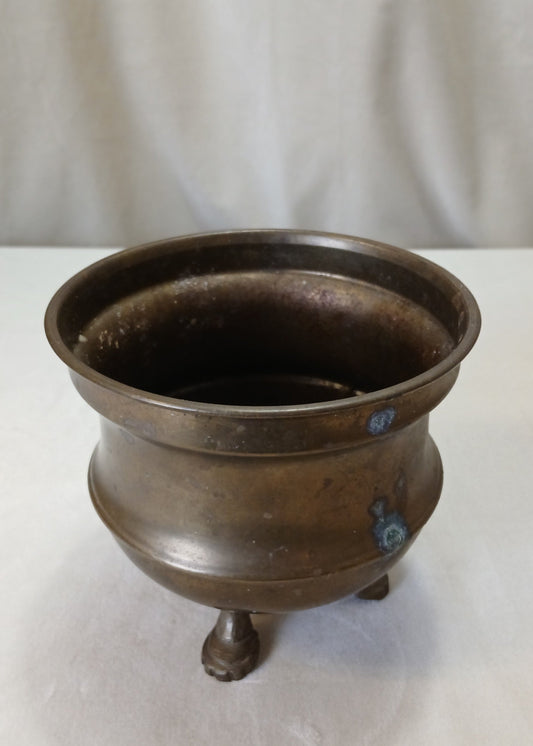 Messing potteskjuler på føtter