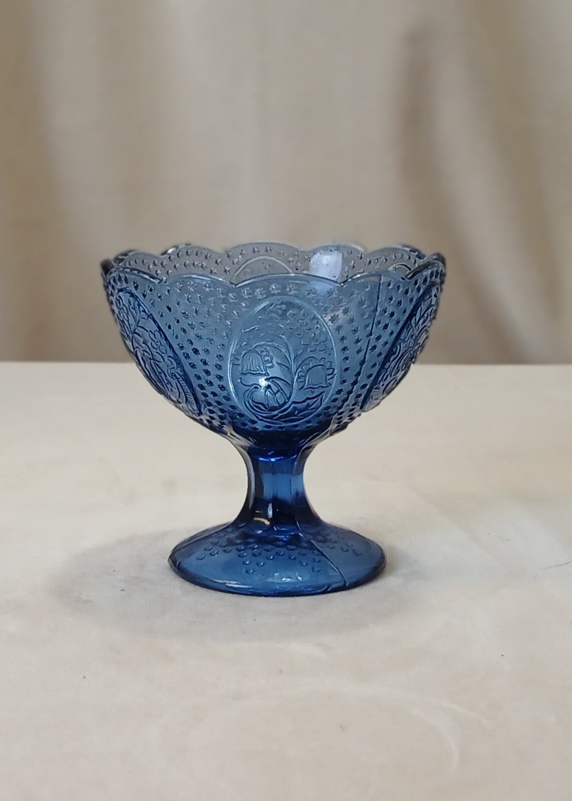 Liten blå glass skål på stett