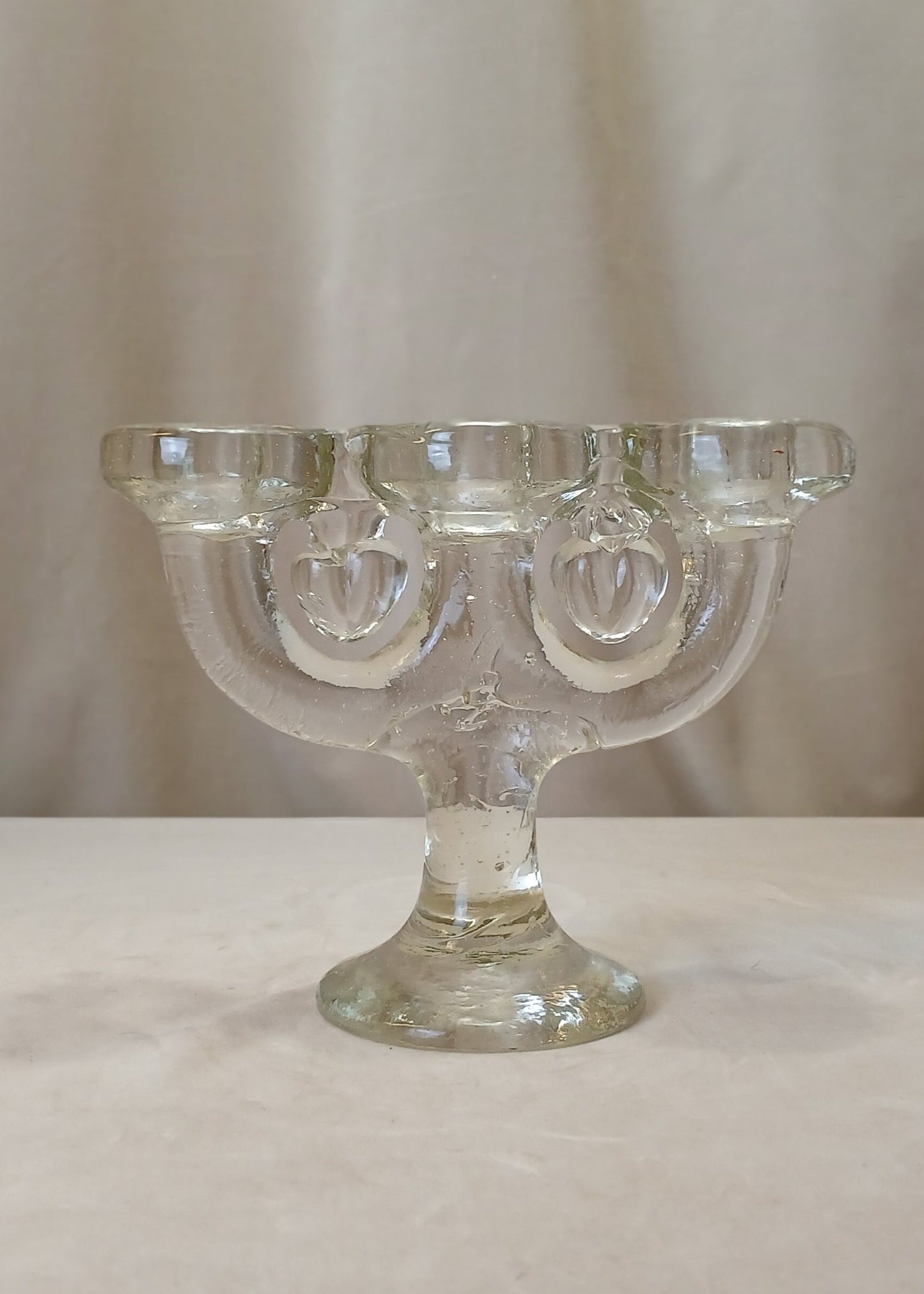 Tre-armet glass lysestake