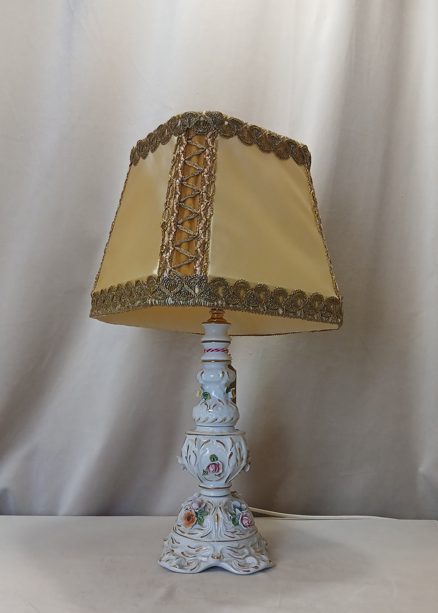Kvit Porselen lampe med gul skjerm