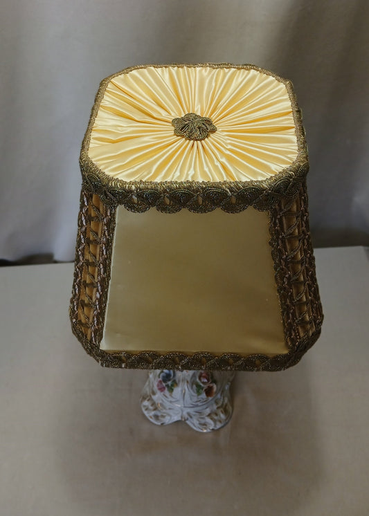 Kvit Porselen lampe med gul skjerm