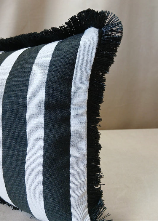 Sort og hvit pute med frynser