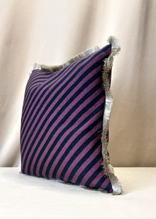 Lilla og sort skrå stripet pute