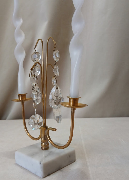 Lysestake i messing med krystaller på marmor fot