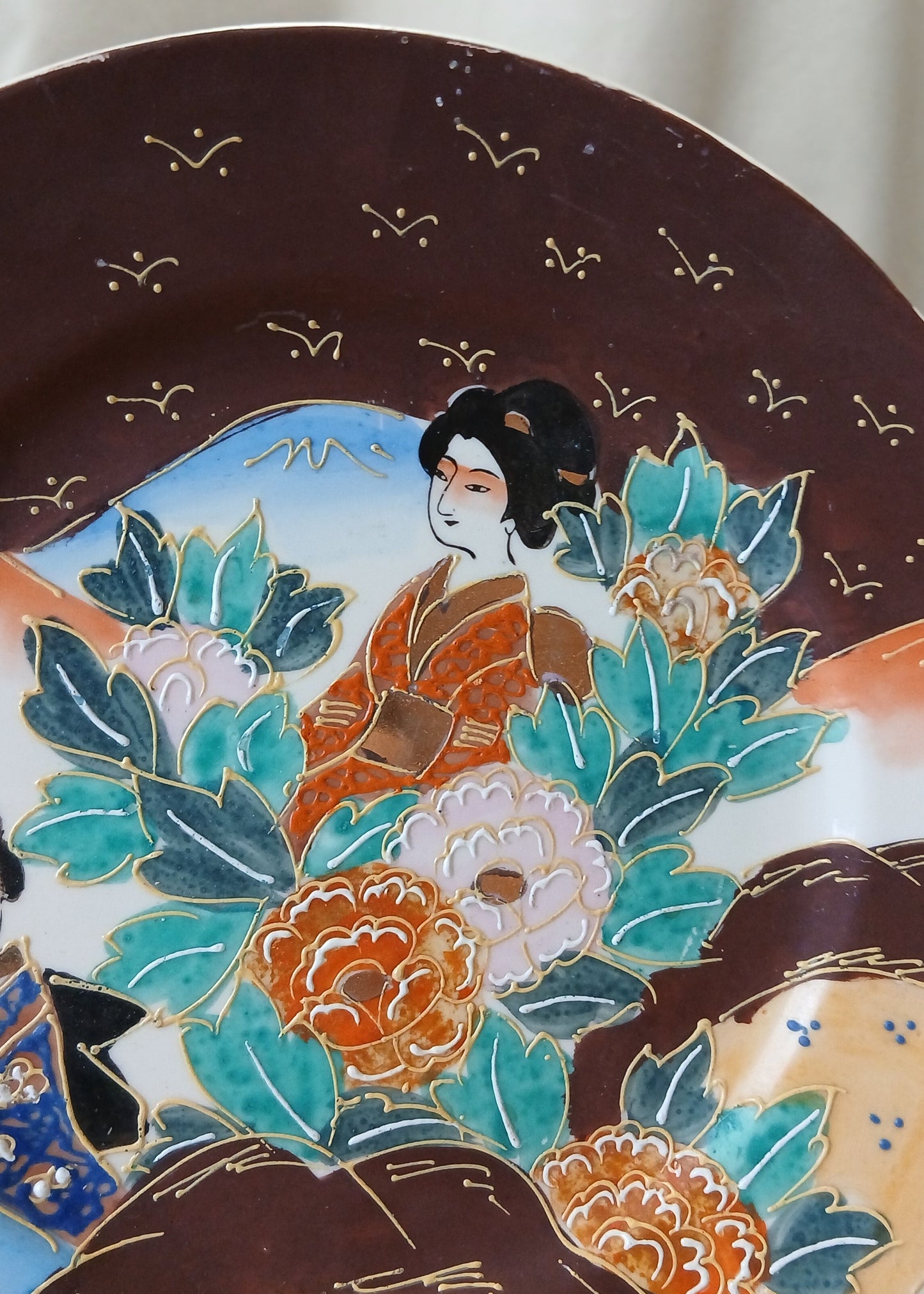 Brunt pynte fat med japansk motiv