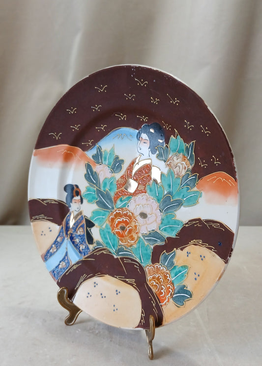 Brunt pynte fat med japansk motiv