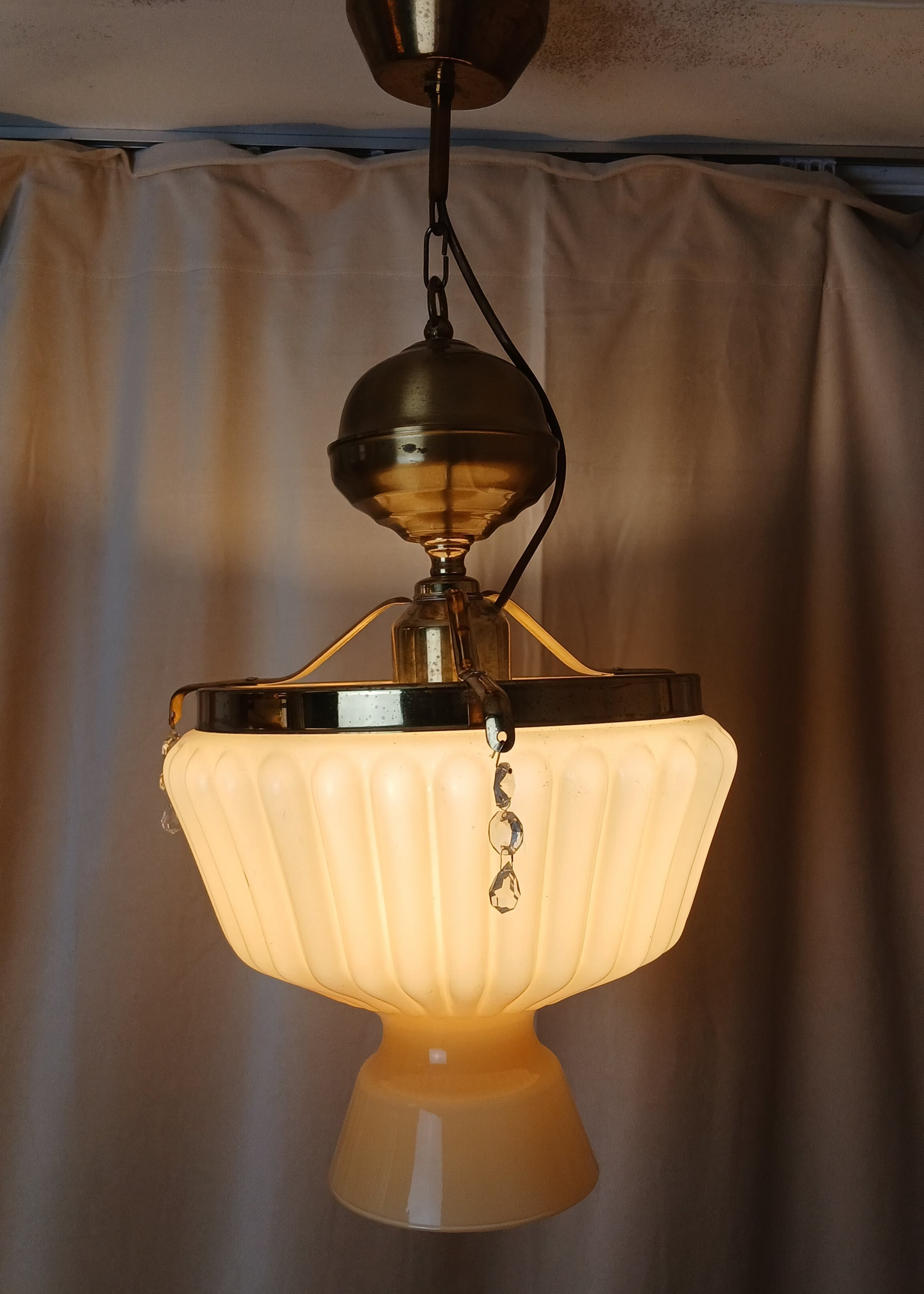 Taklampe i messing med glasskuppel
