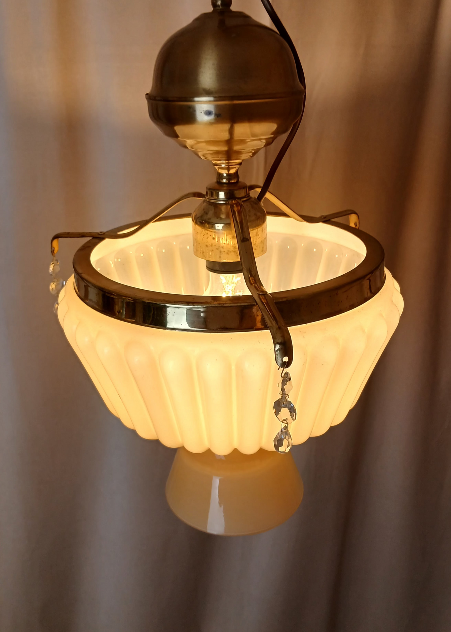 Taklampe i messing med glasskuppel