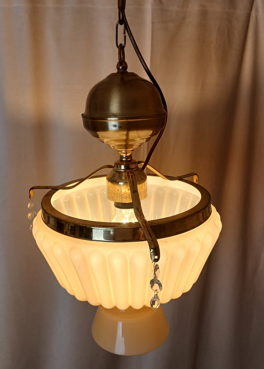 Taklampe i messing med glasskuppel