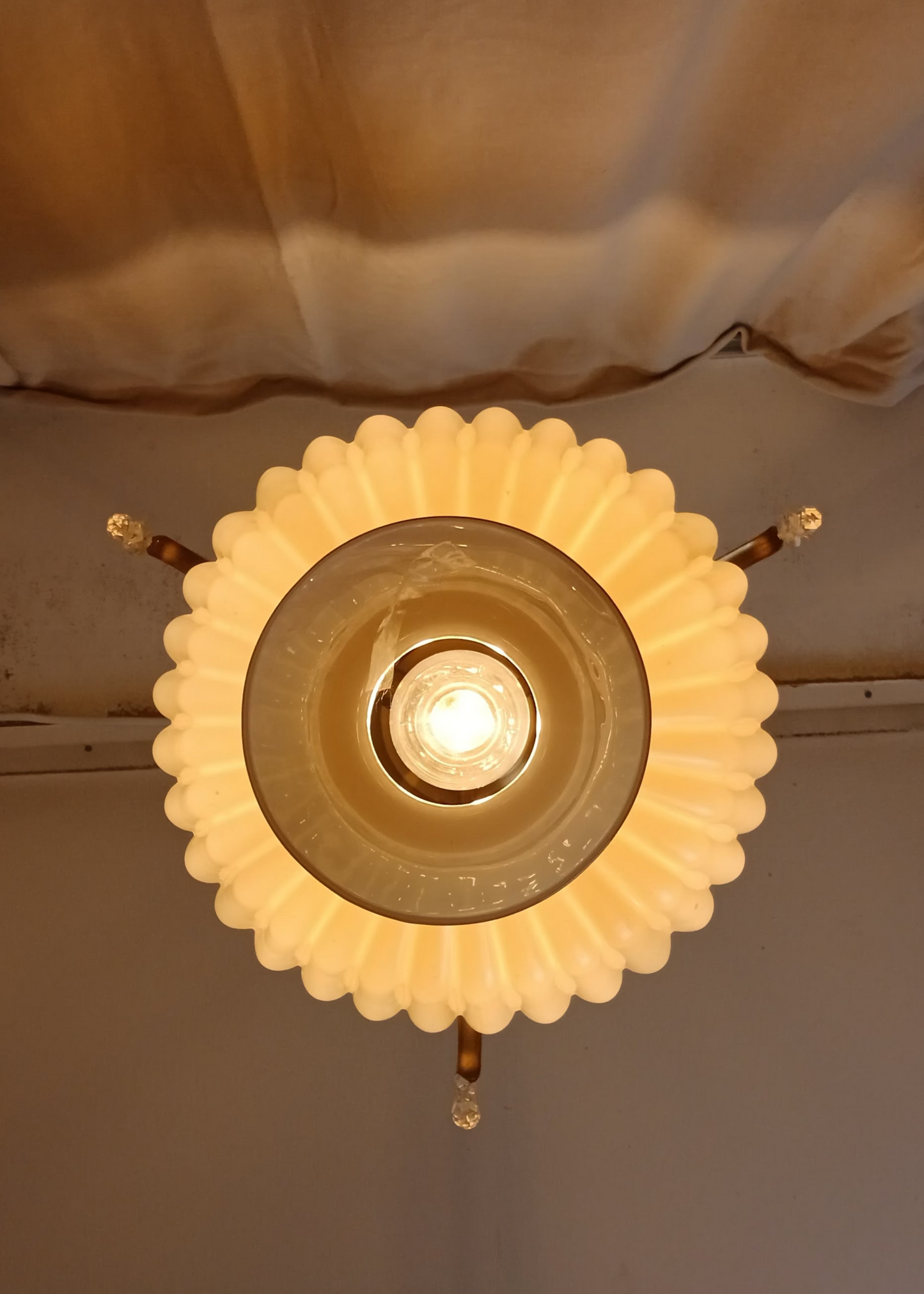 Taklampe i messing med glasskuppel