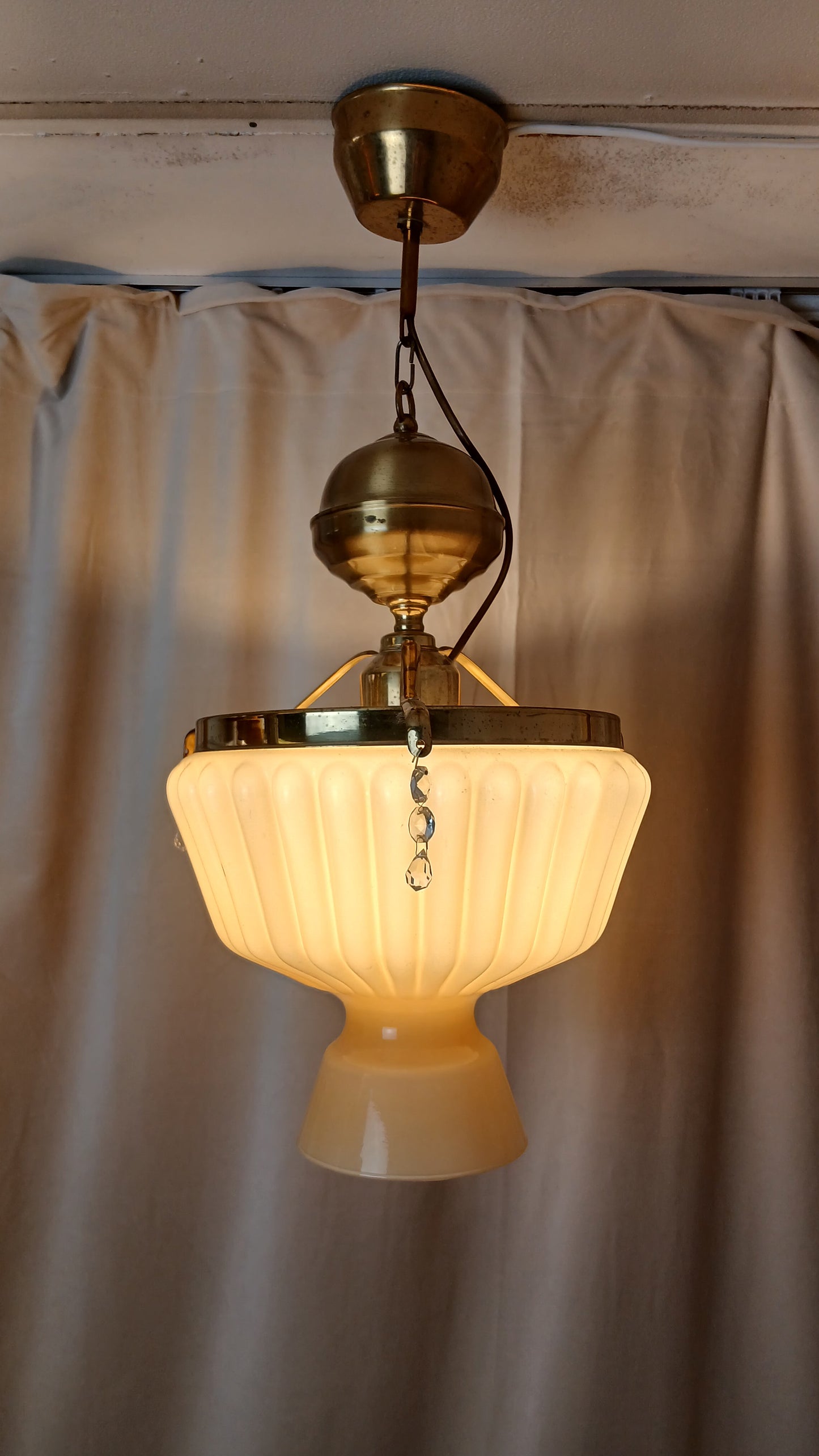 Taklampe i messing med glasskuppel