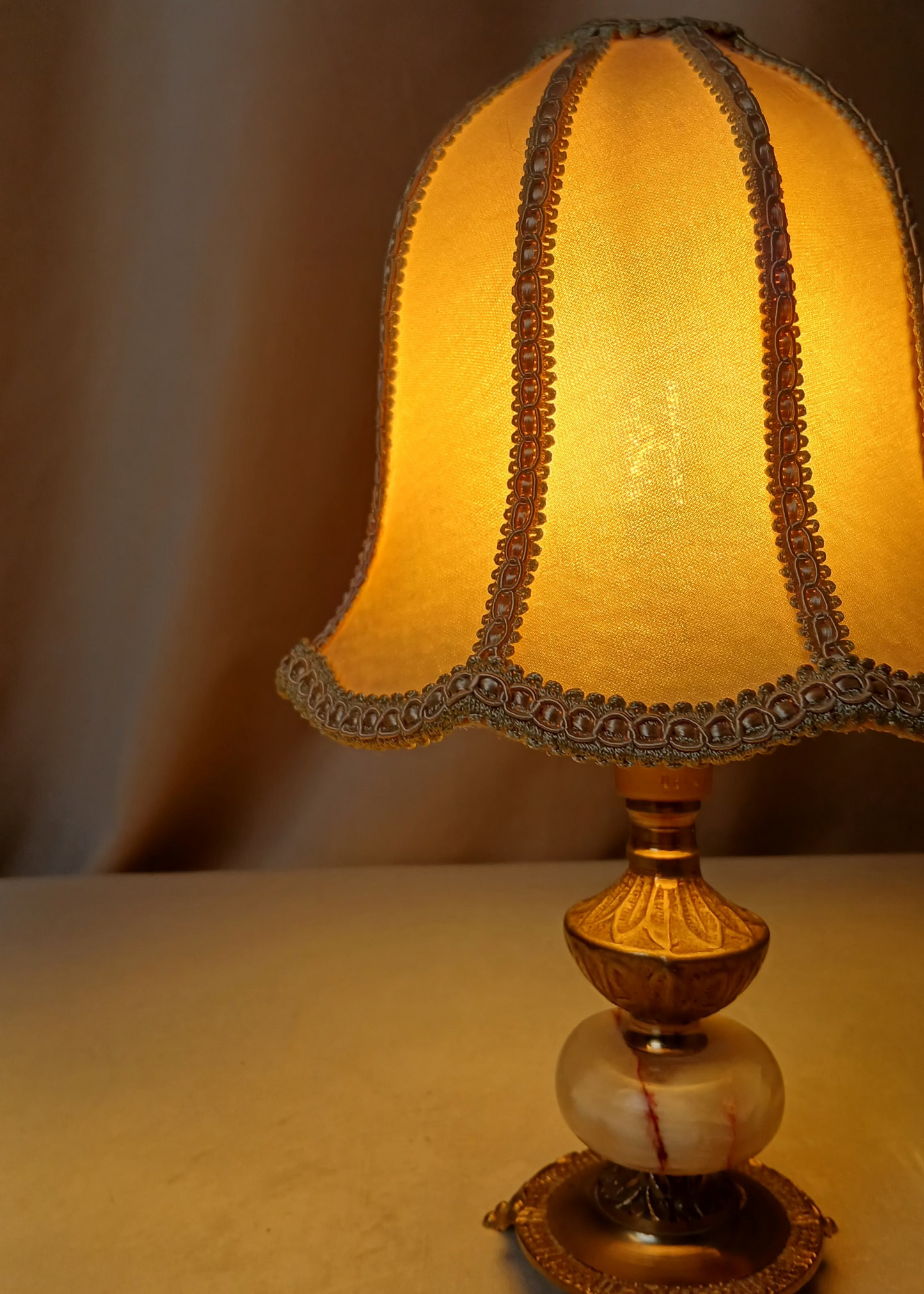 Liten lampe på messing- og onyx fot