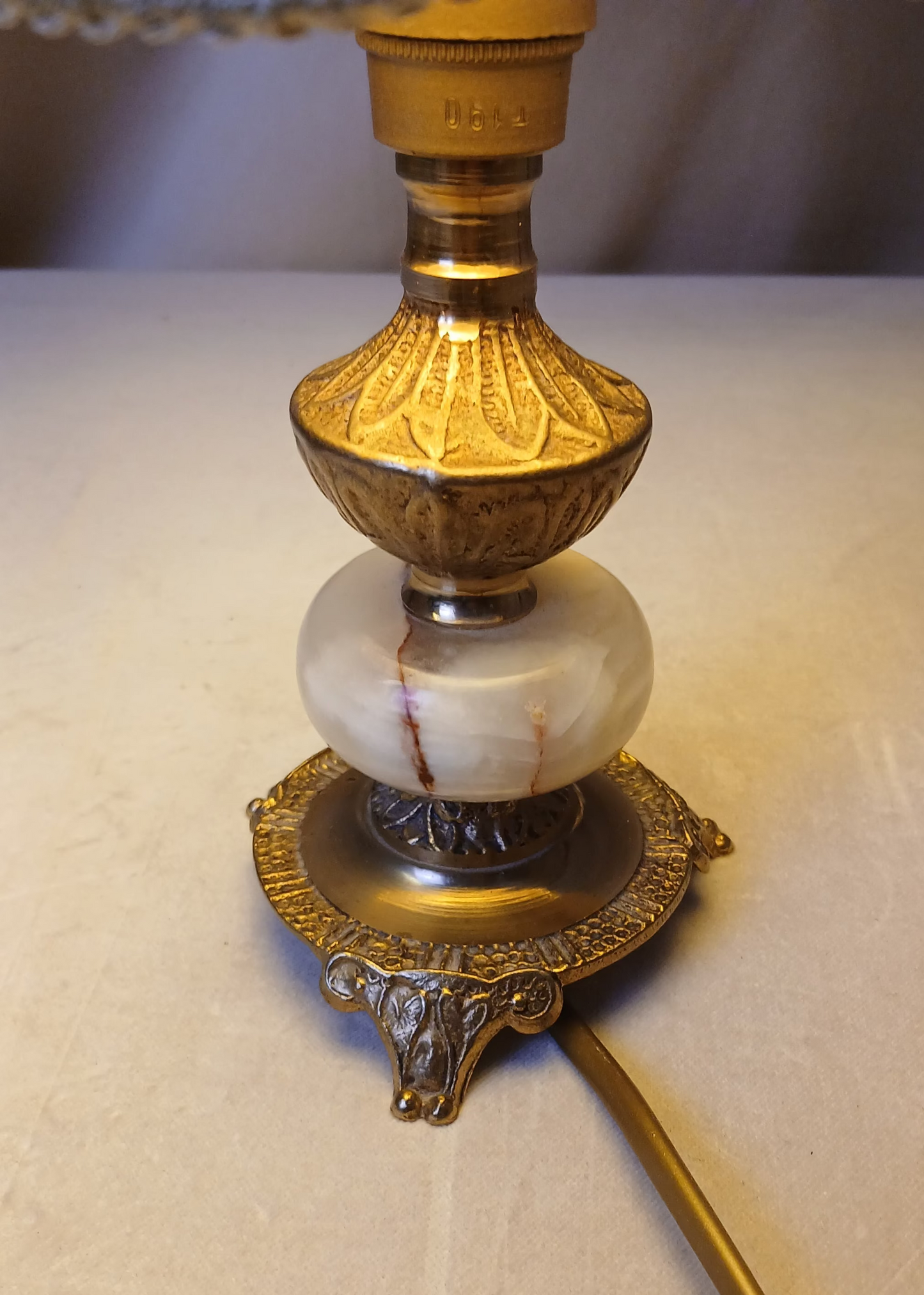 Liten lampe på messing- og onyx fot