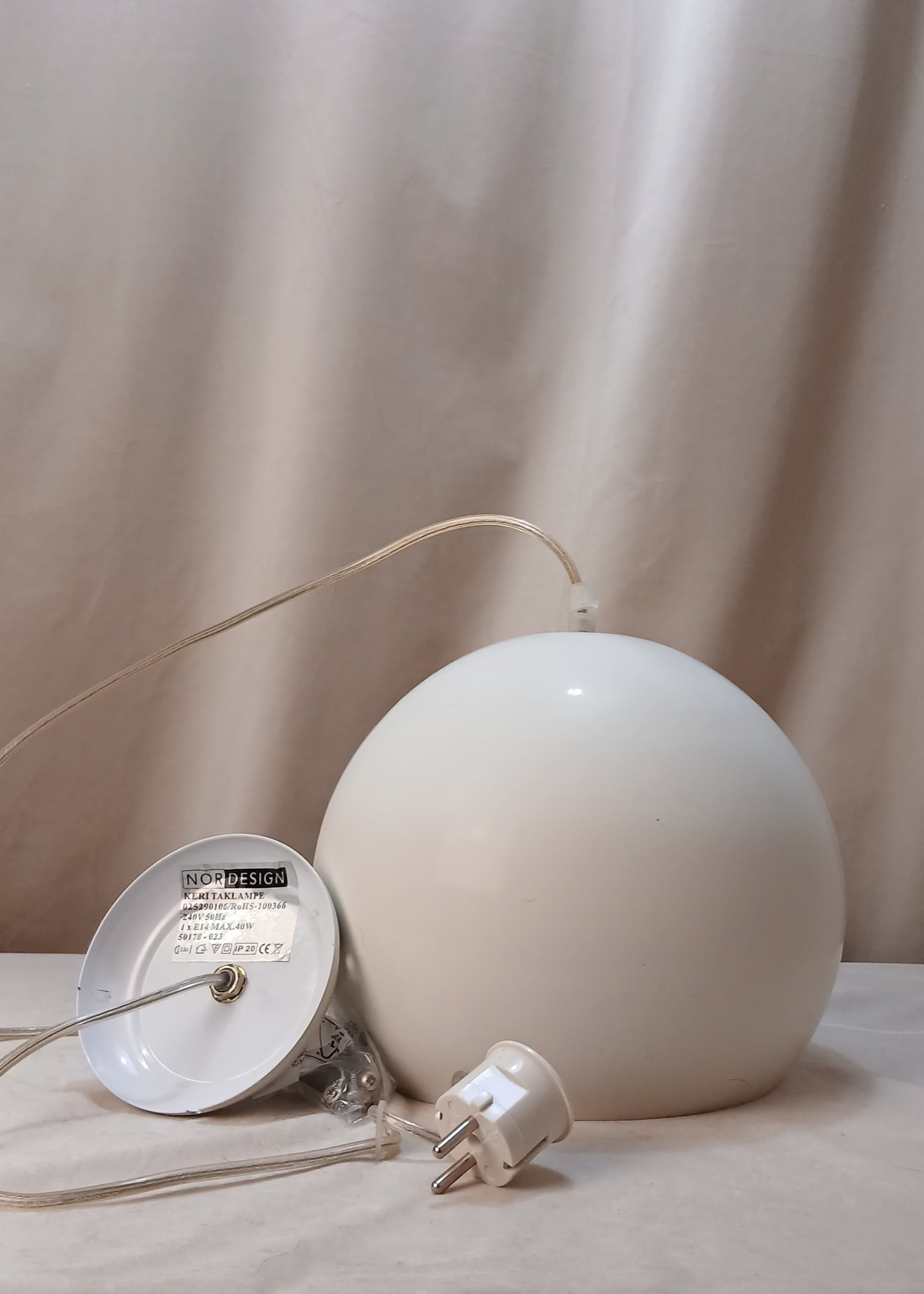 Hvit kulelampe
