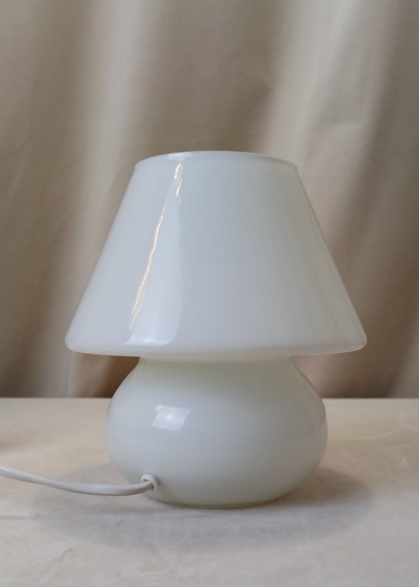 Hvit sopp lampe fra 70-tallet.