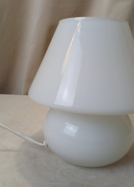 Hvit sopp lampe fra 70-tallet.