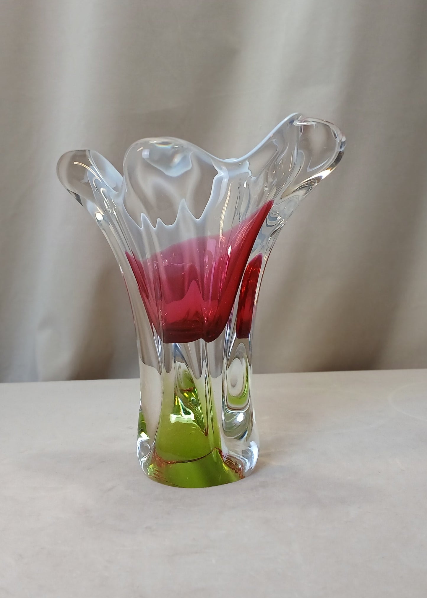 Rosa og grønn vase av Joseph Hospodka