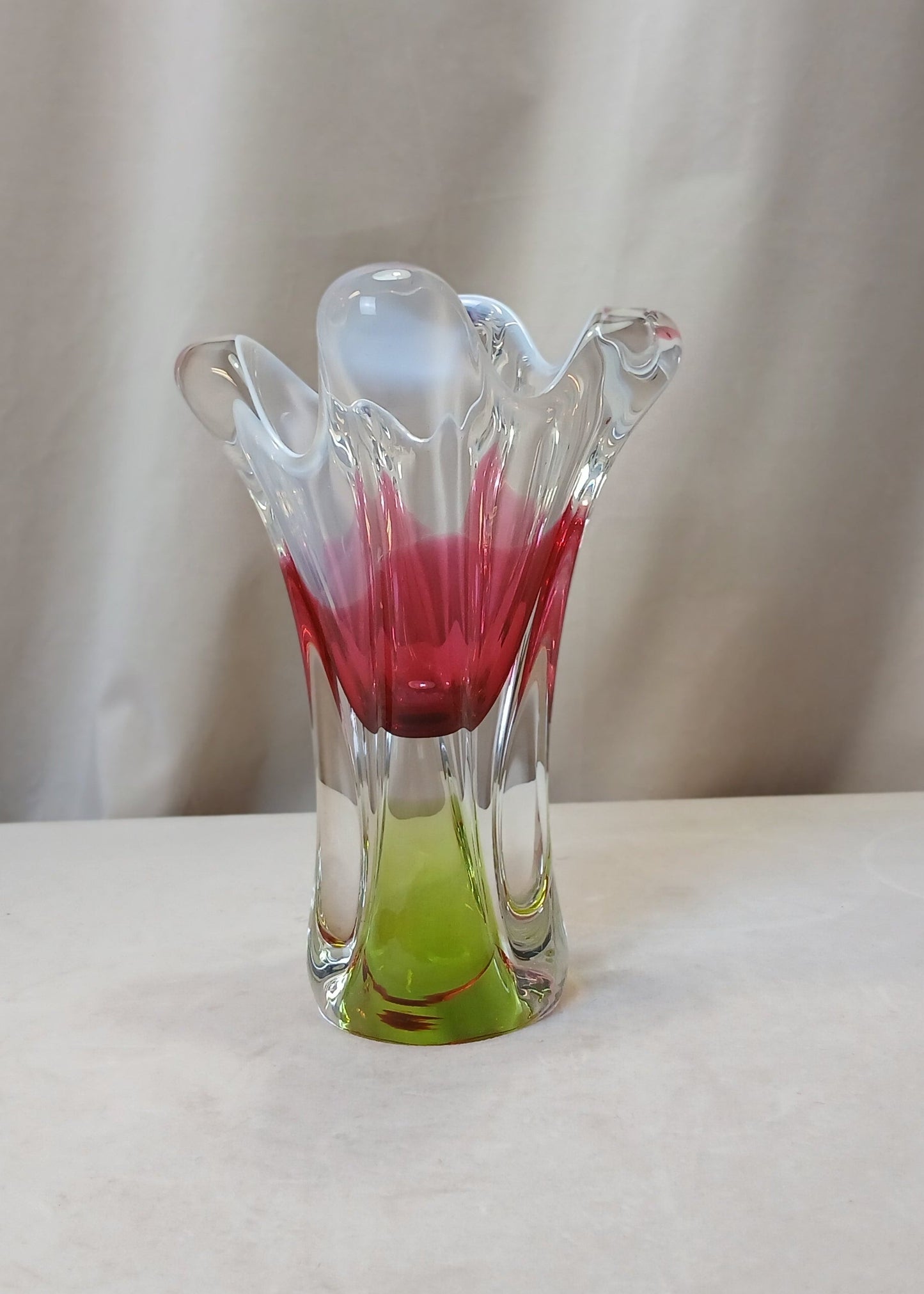 Rosa og grønn vase av Joseph Hospodka