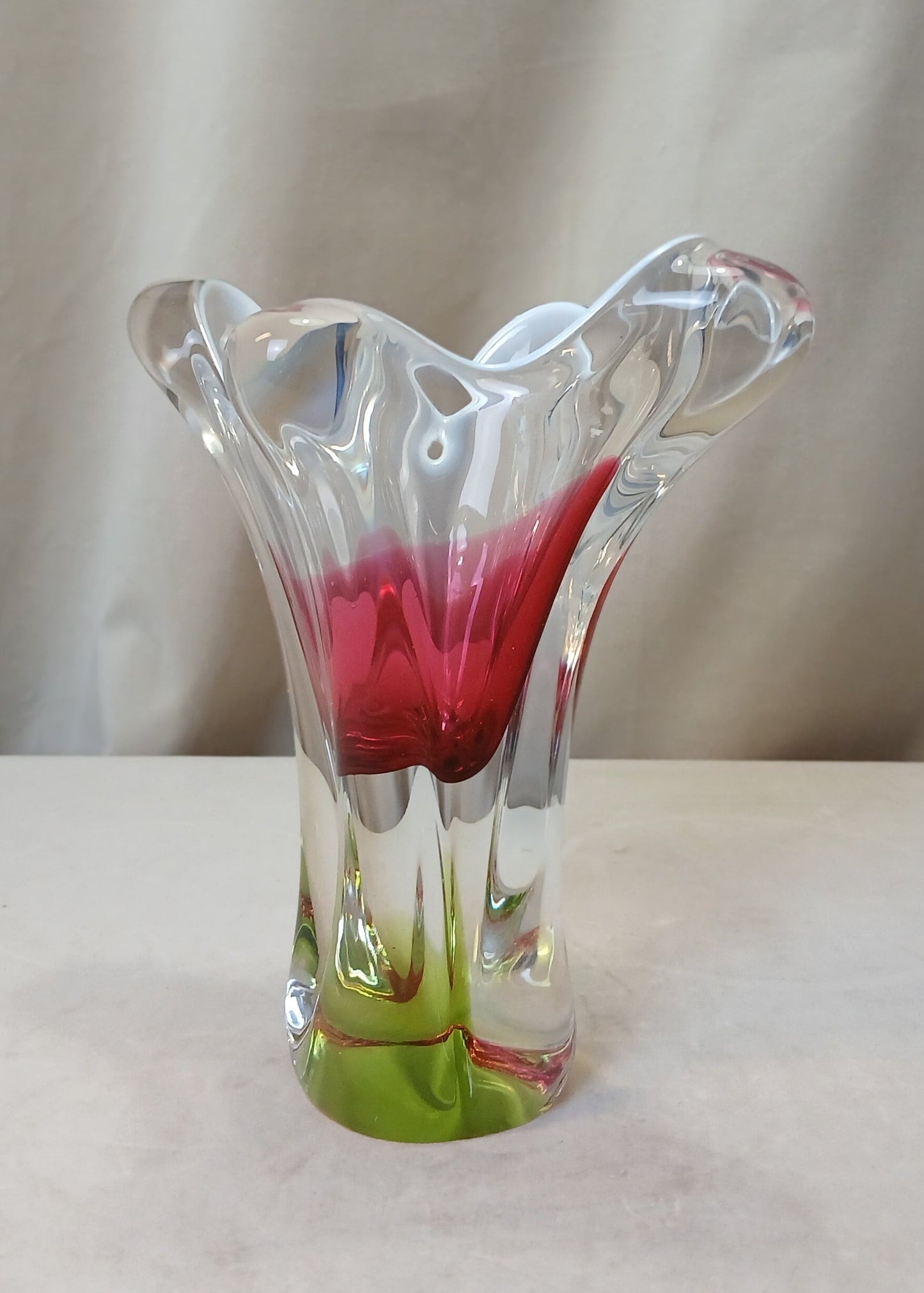 Rosa og grønn vase av Joseph Hospodka
