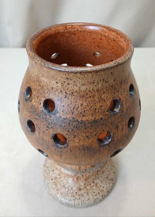 Brun keramikk lysestake