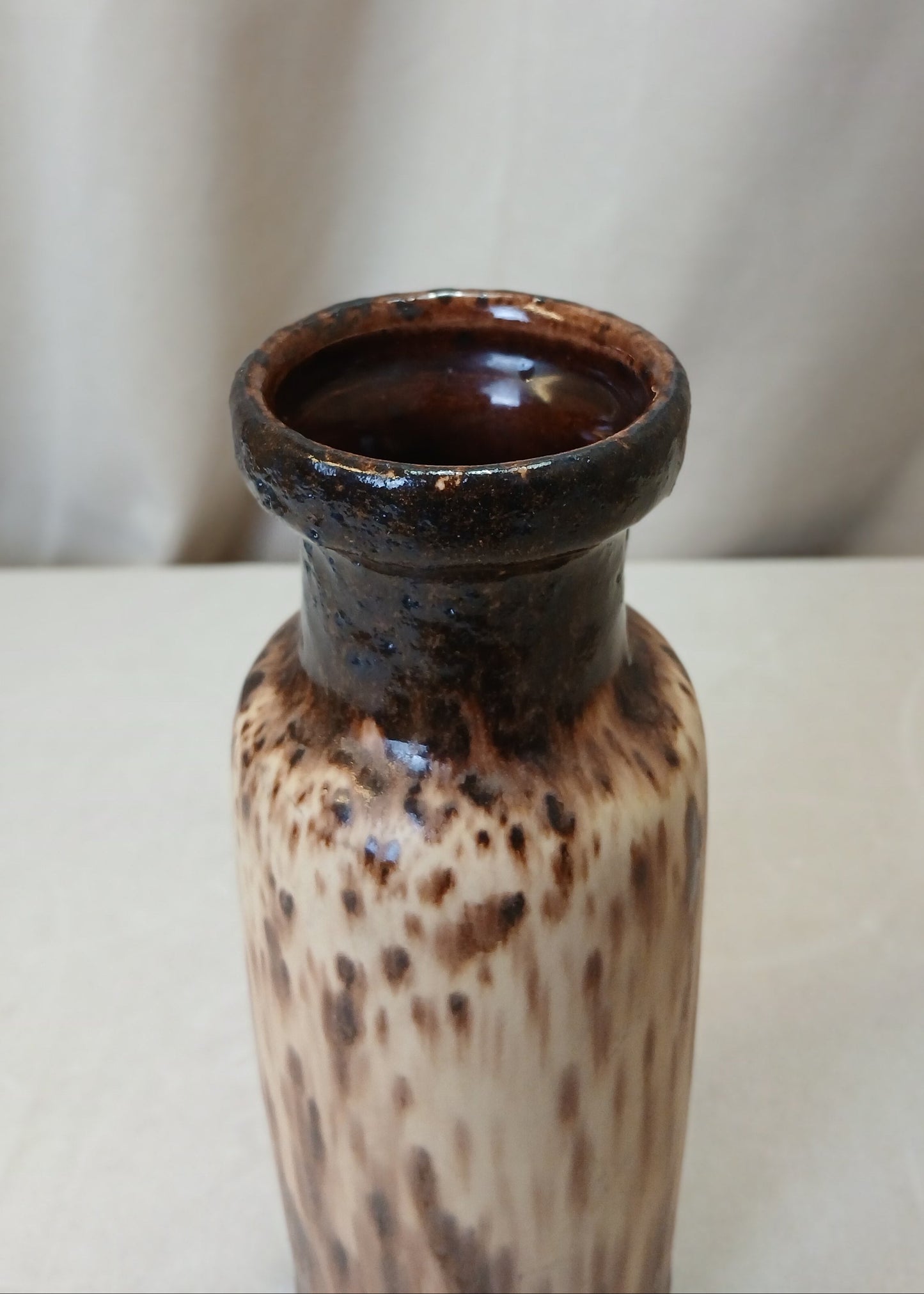 Liten brun keramikk vase
