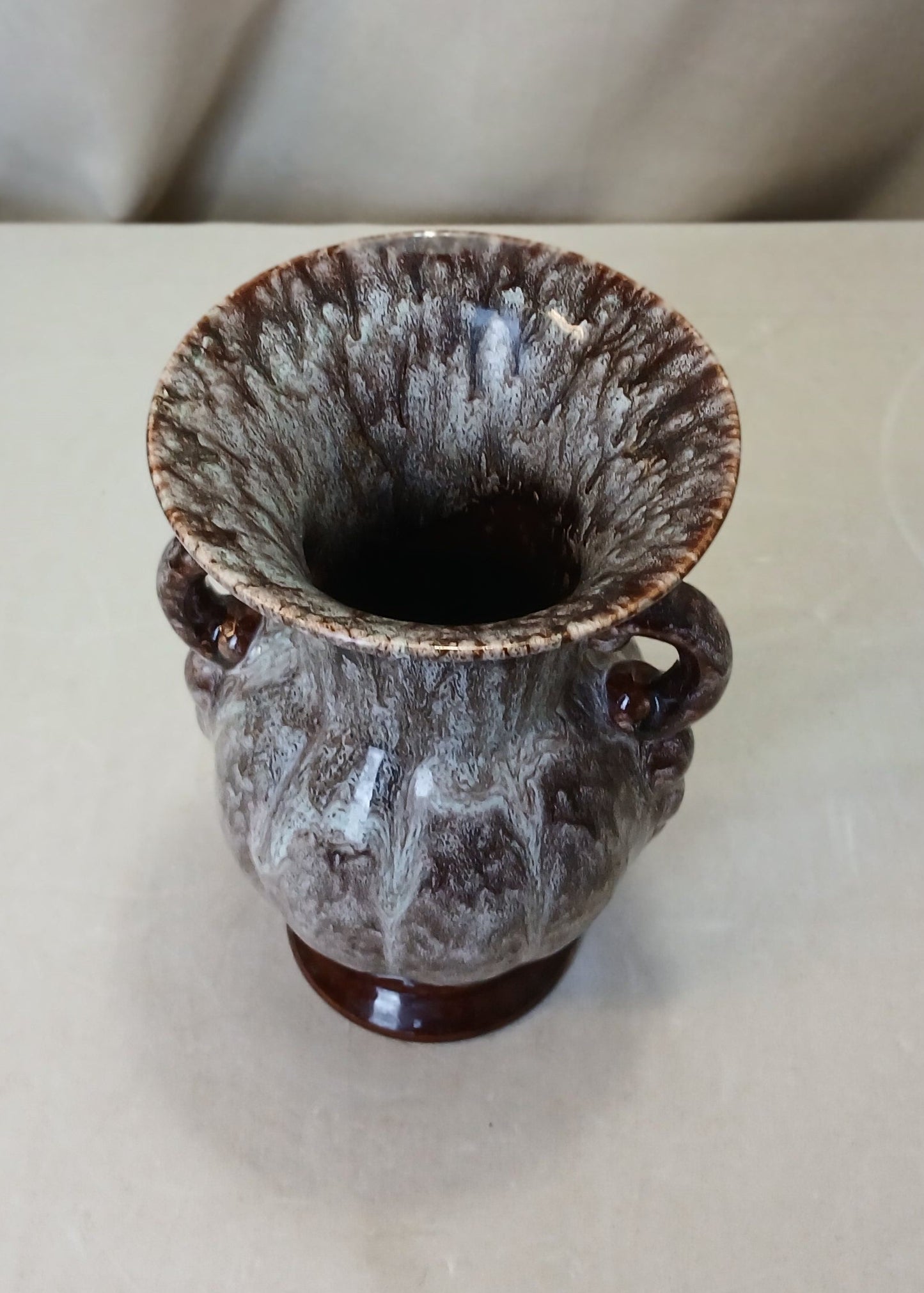 Brun keramikk Vase