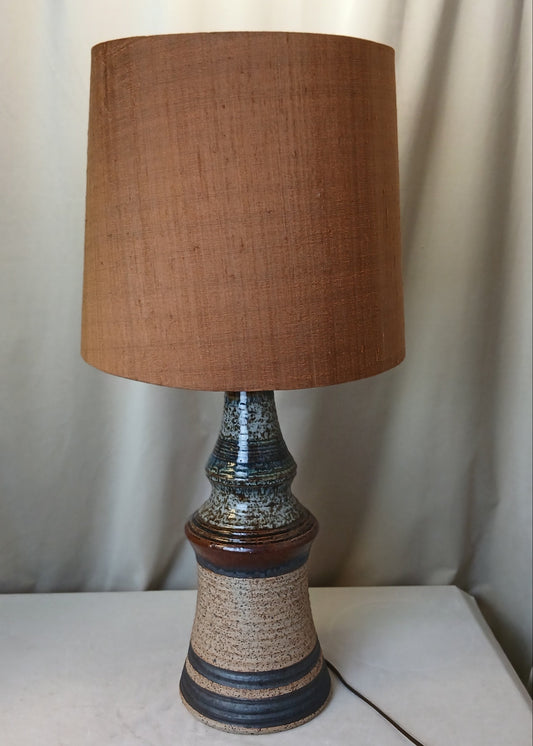 Stor Brun keramikk lampe med oker skjerm