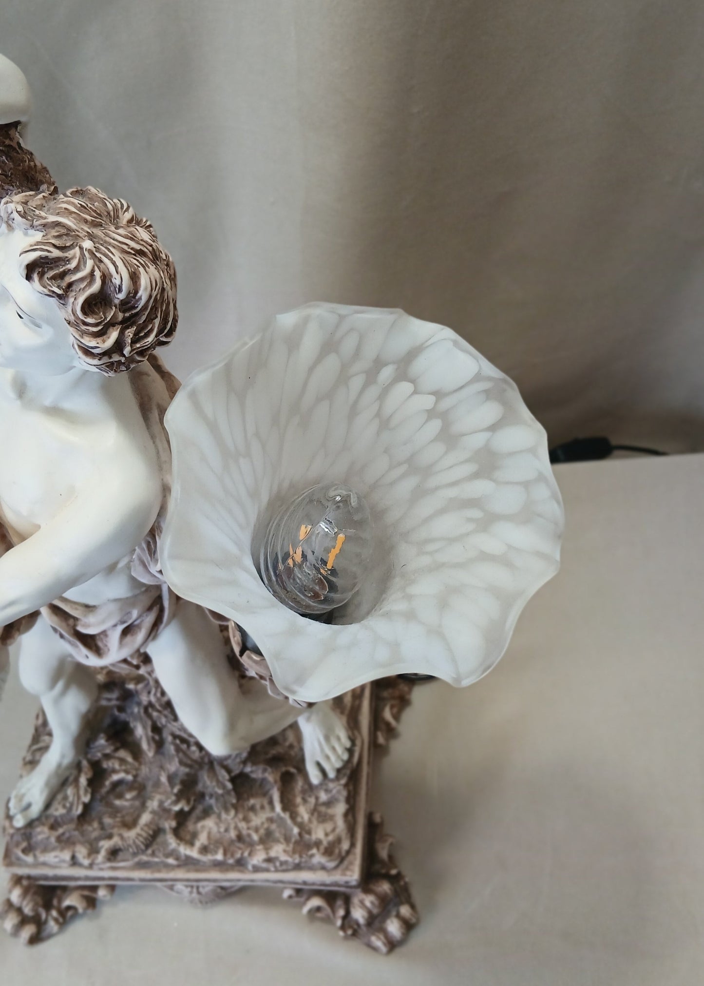 Bordlampe i Art Nouveau-stil fra ca 1980 lilje skjerm