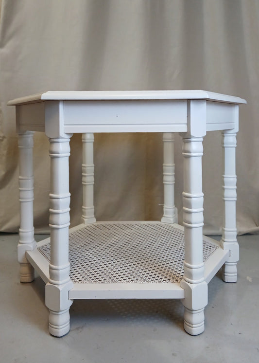 Hvit Sekskantet bord med glassplate og hylle 90 talls