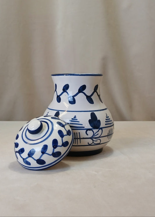 Hvit og blå krukke med lokk, kjent opphav og alder