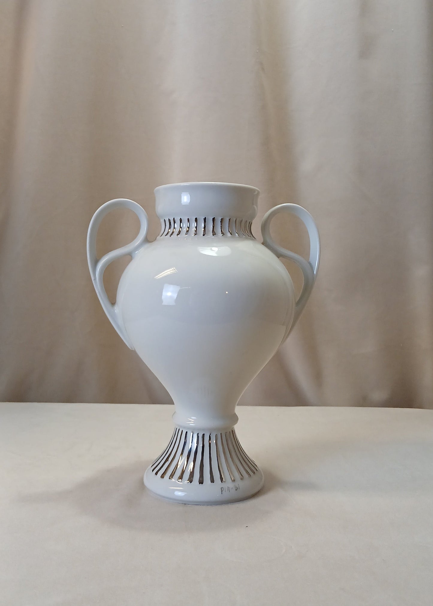 Hvit pokal vase med orange dekor
