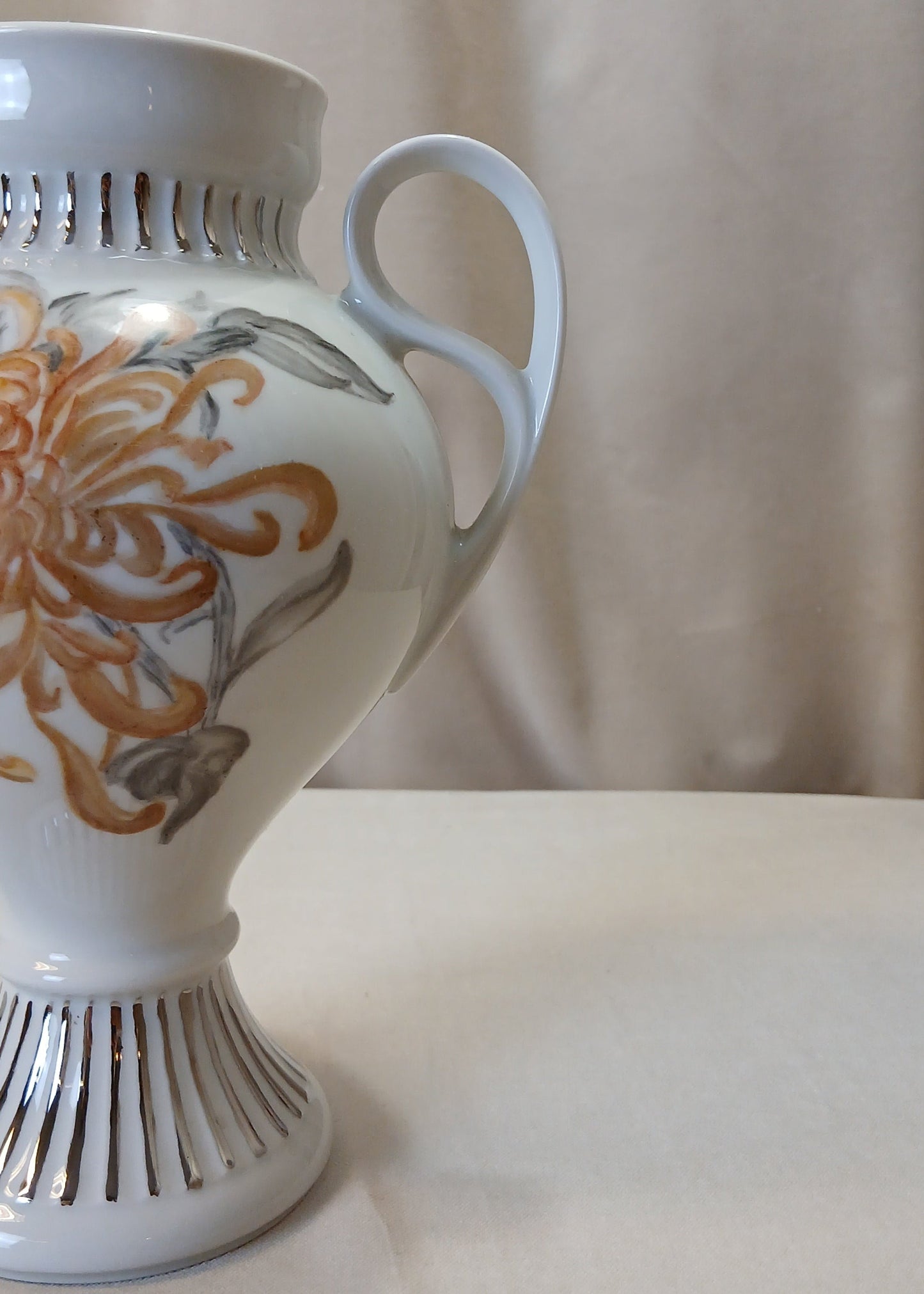 Hvit pokal vase med orange dekor