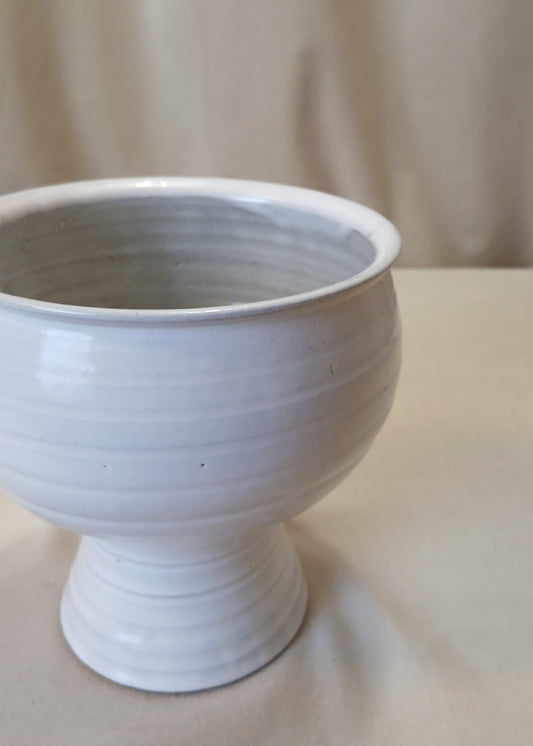 Hvit potteskjuler i keramikk_