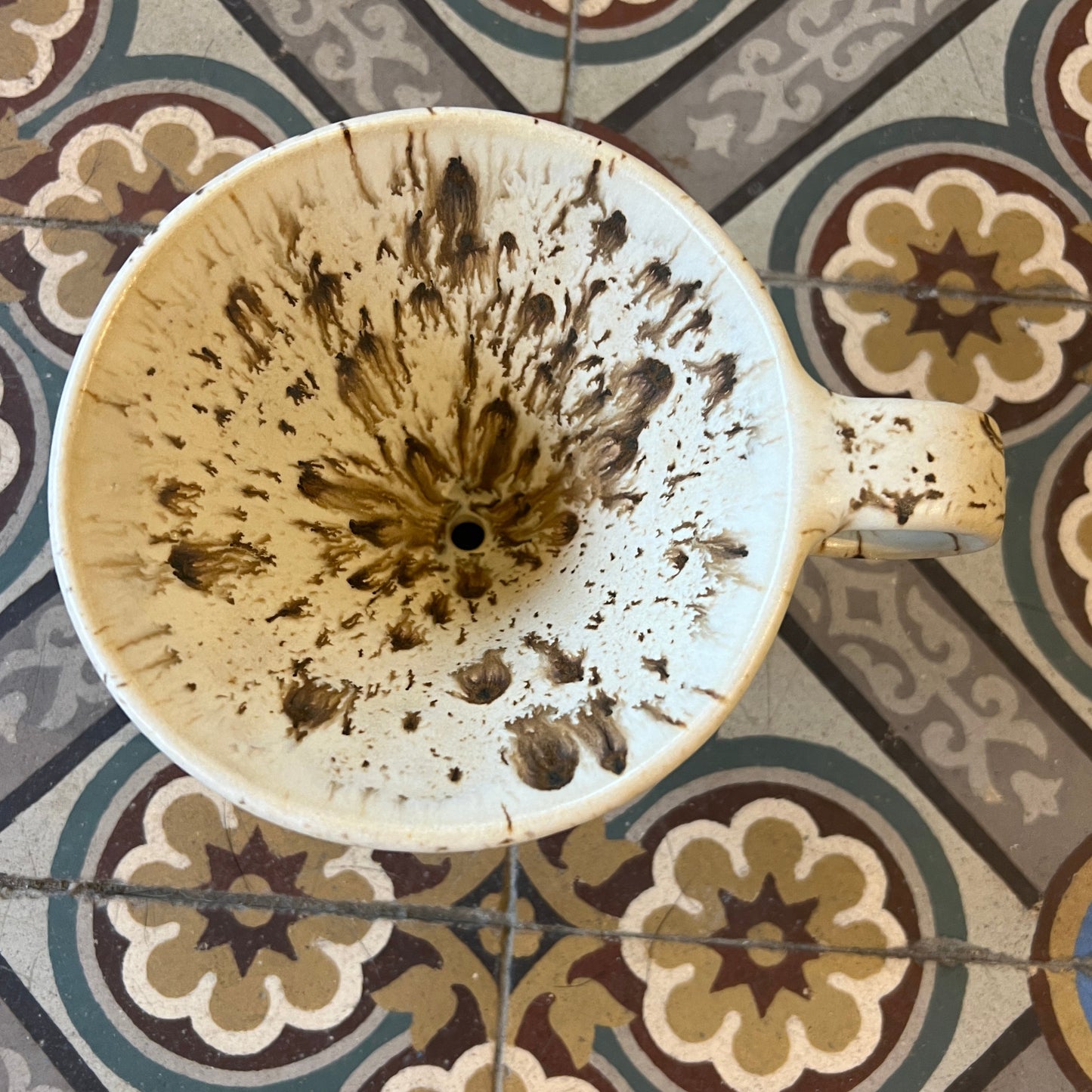 Beige Kaffi drypp i Handlaga Keramikk