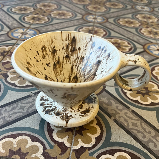 Beige Kaffi drypp i Handlaga Keramikk