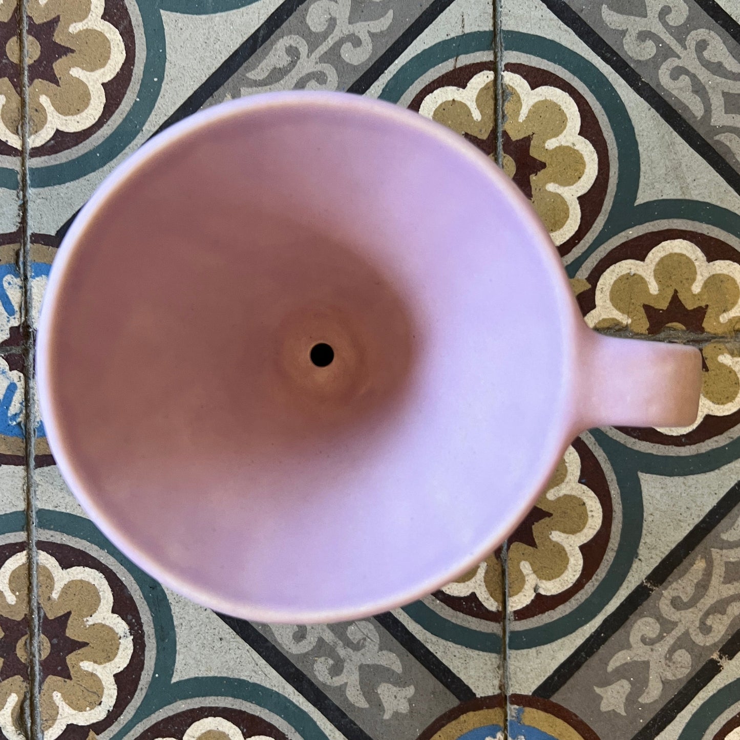 Lilla Kaffi drypp i Handlaga Keramikk