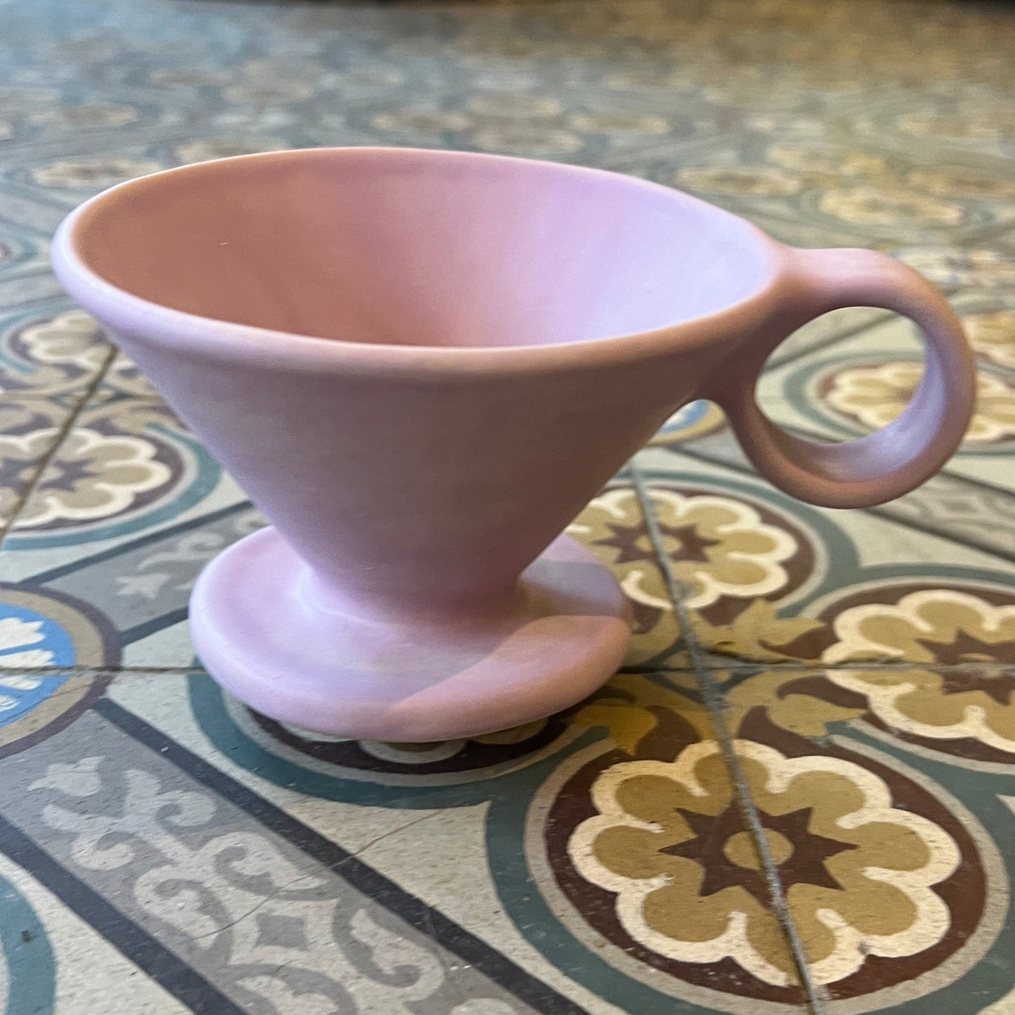 Lilla Kaffi drypp i Handlaga Keramikk