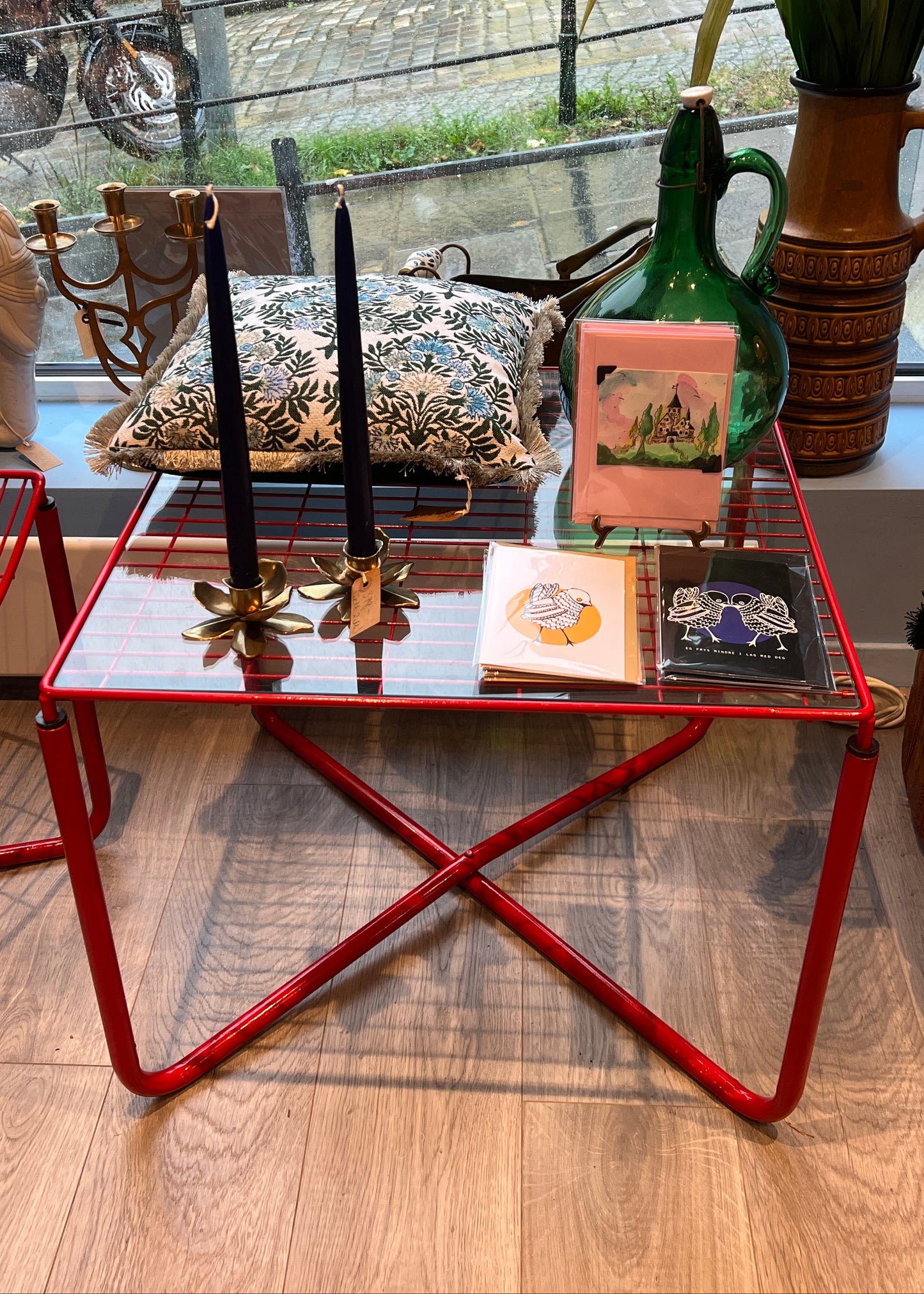 Rødt Ikea Jarpen-bord fra Niels Gammelgaard