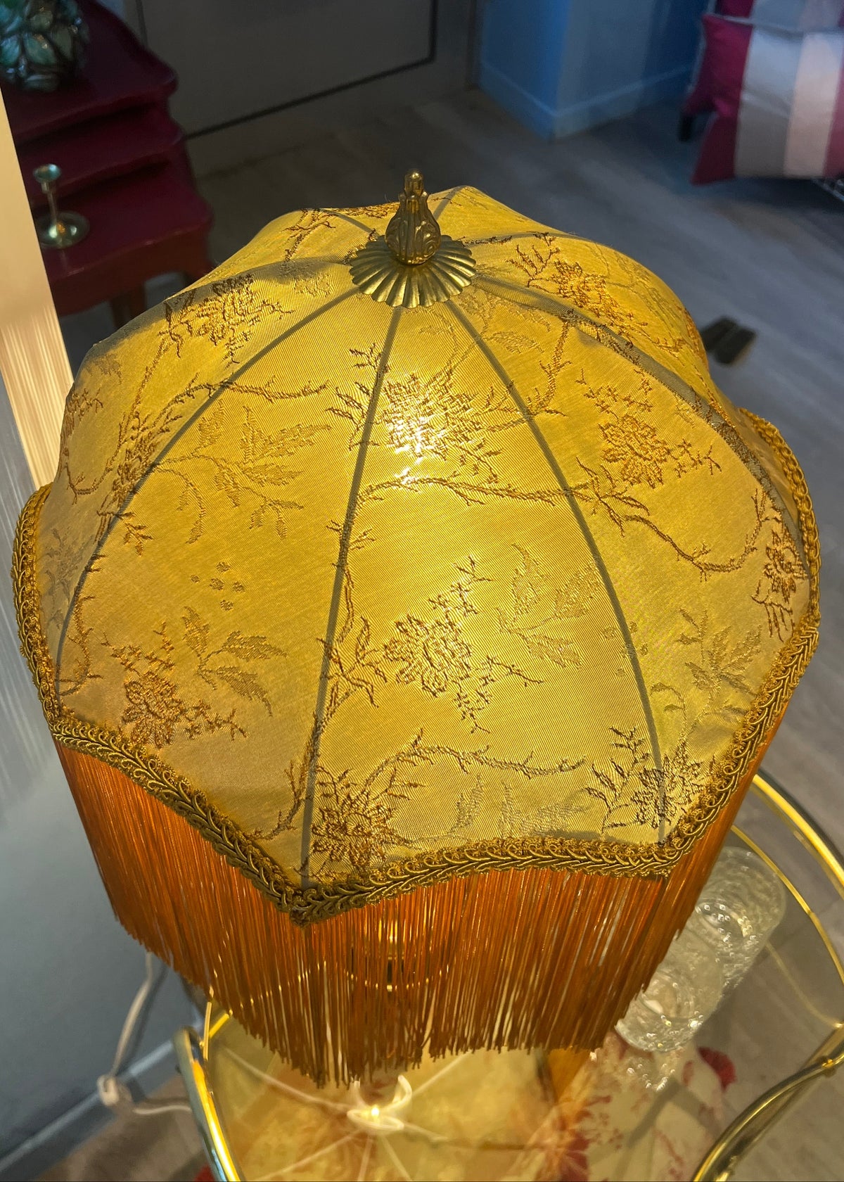 Grøn lampe med skjerm og fot