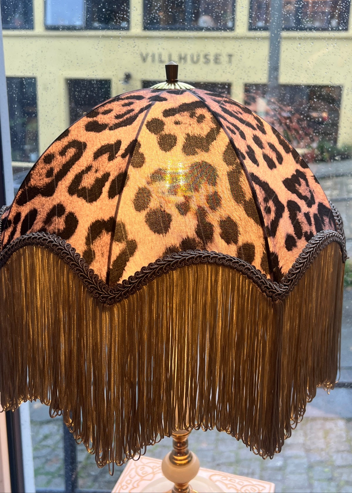 Leopard lampe med fot