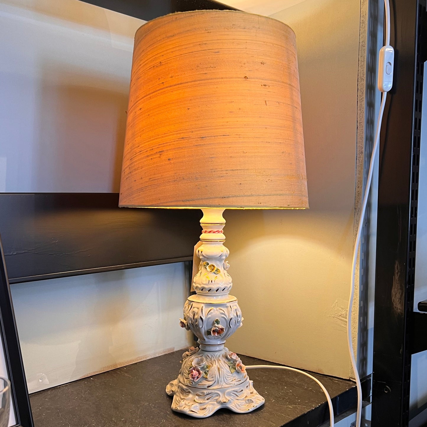Porselen lampe med gul skjerm