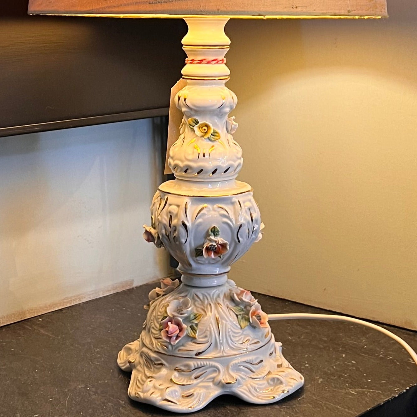 Porselen lampe med gul skjerm