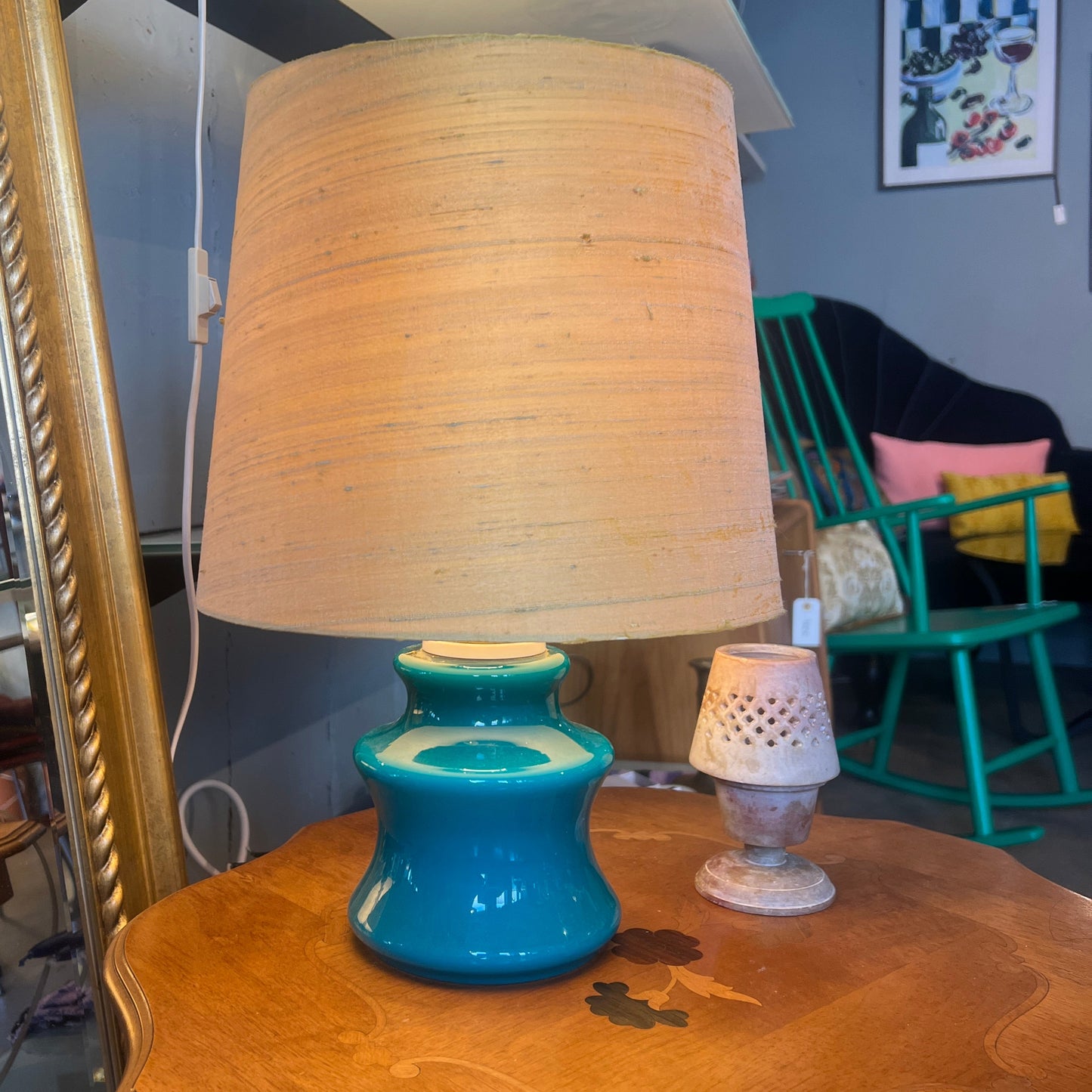 Turkis lampe med gul skjerm