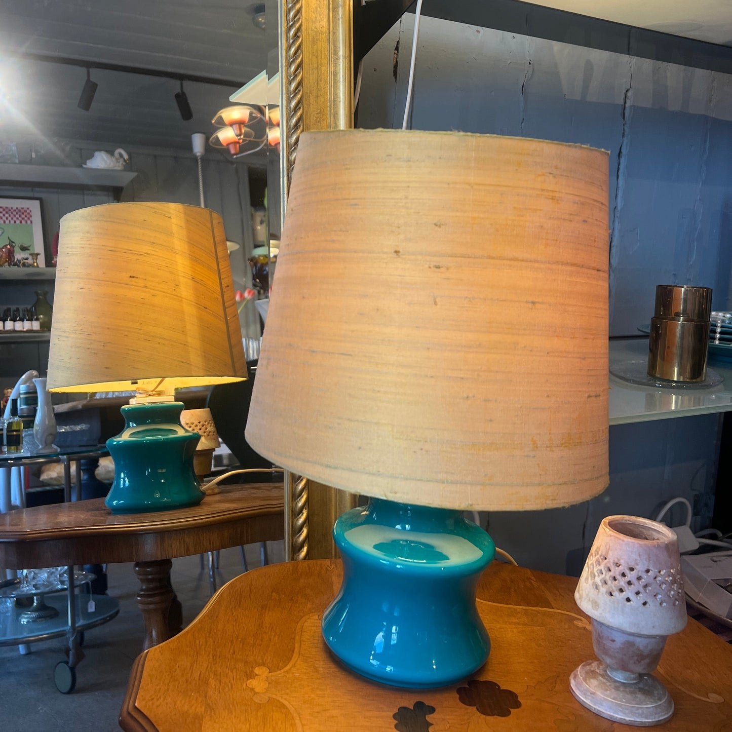 Turkis lampe med gul skjerm