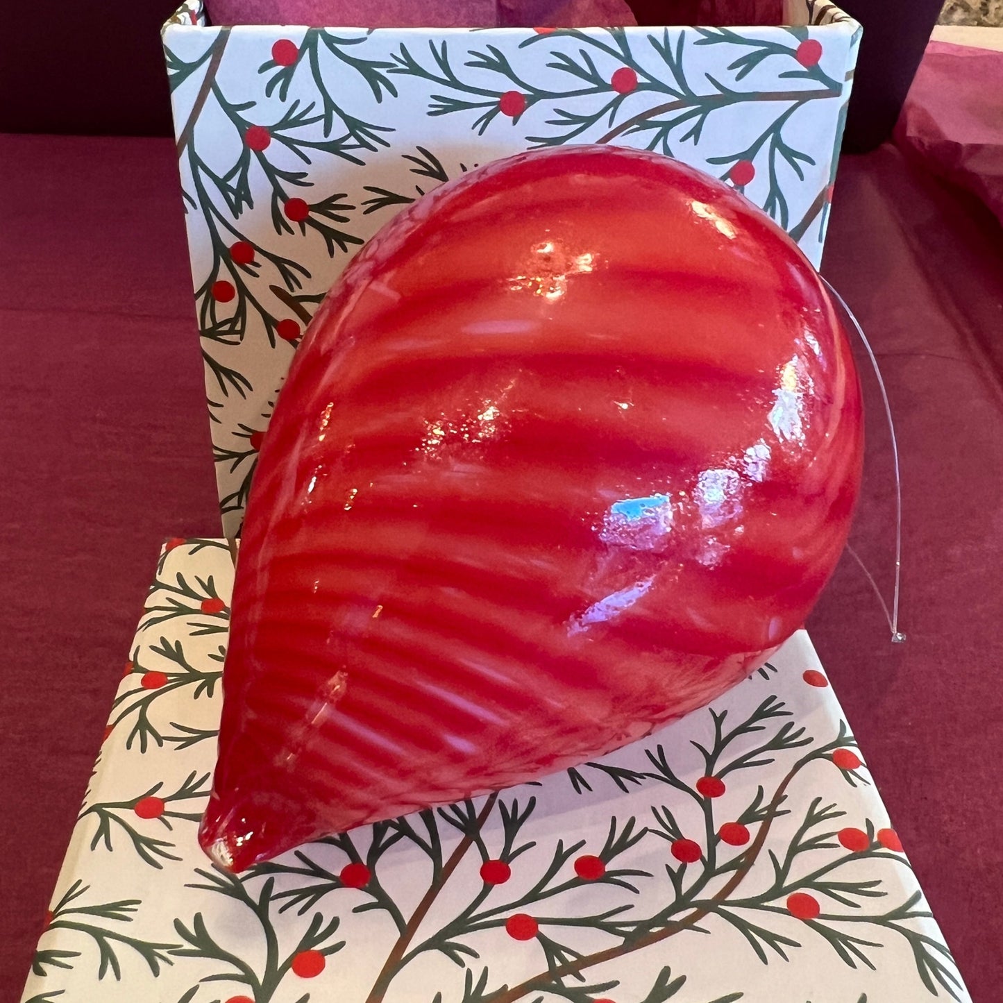 Julekule i munnblåst glass frå Galla T, Rød