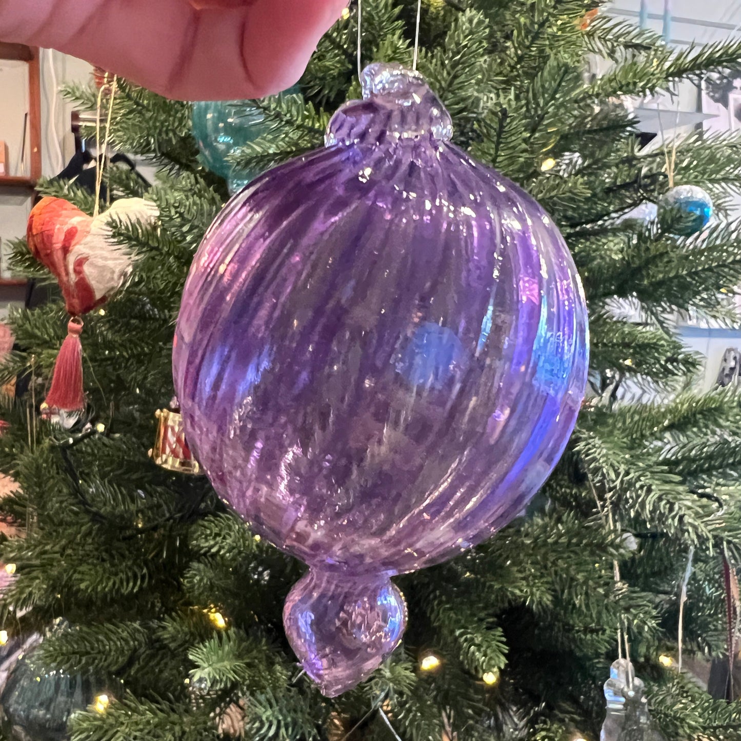 Julekule i munnblåst glass fra Galla T, Twisted lilla